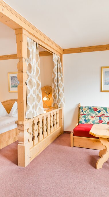 Zimmeransicht mit Schlaf- und Wohnbereich | © Orange Foto