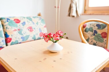 Esstisch im Zimmer mit Blumen | © Orange Foto